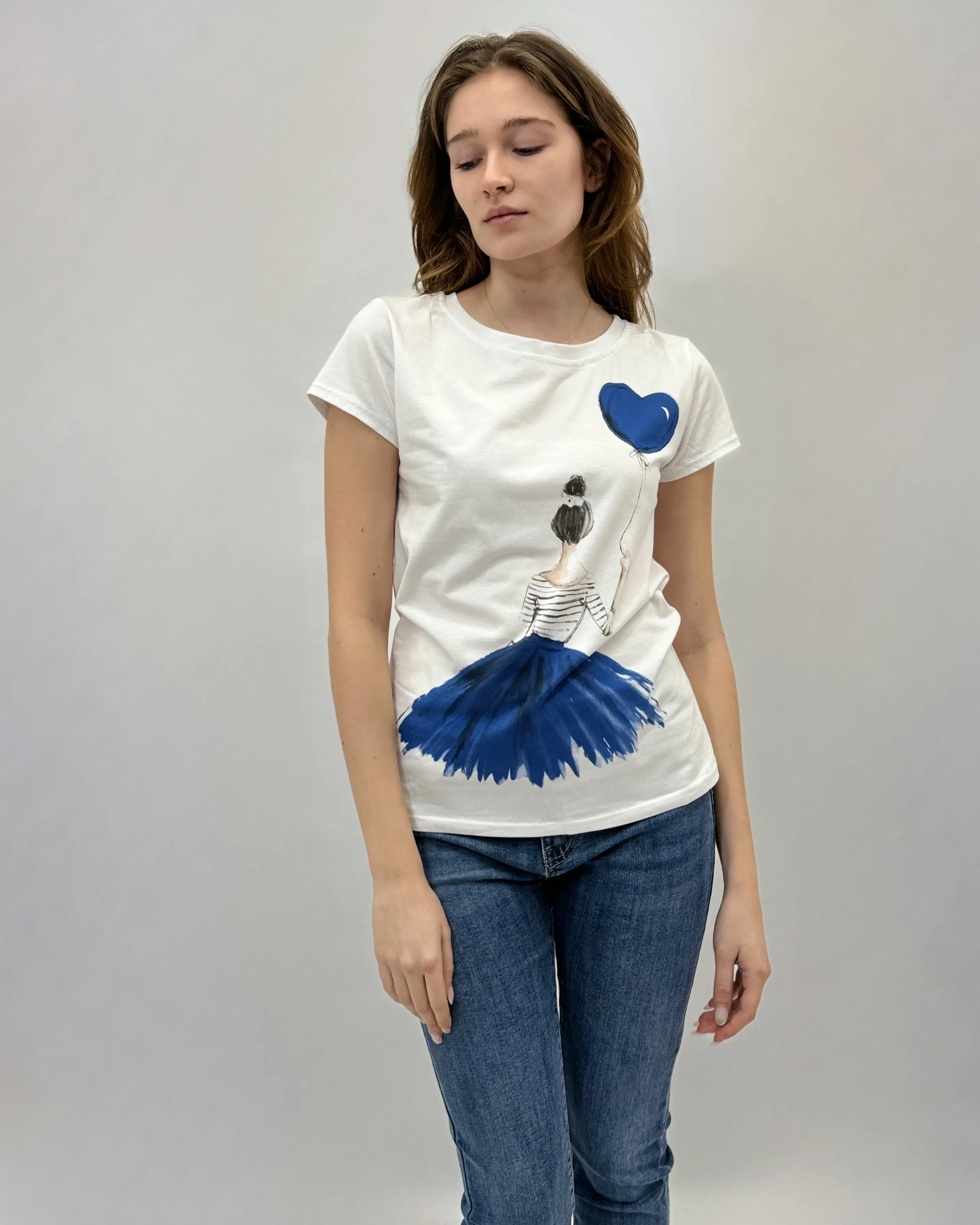 T-shirt in cotone con donna e palloncino