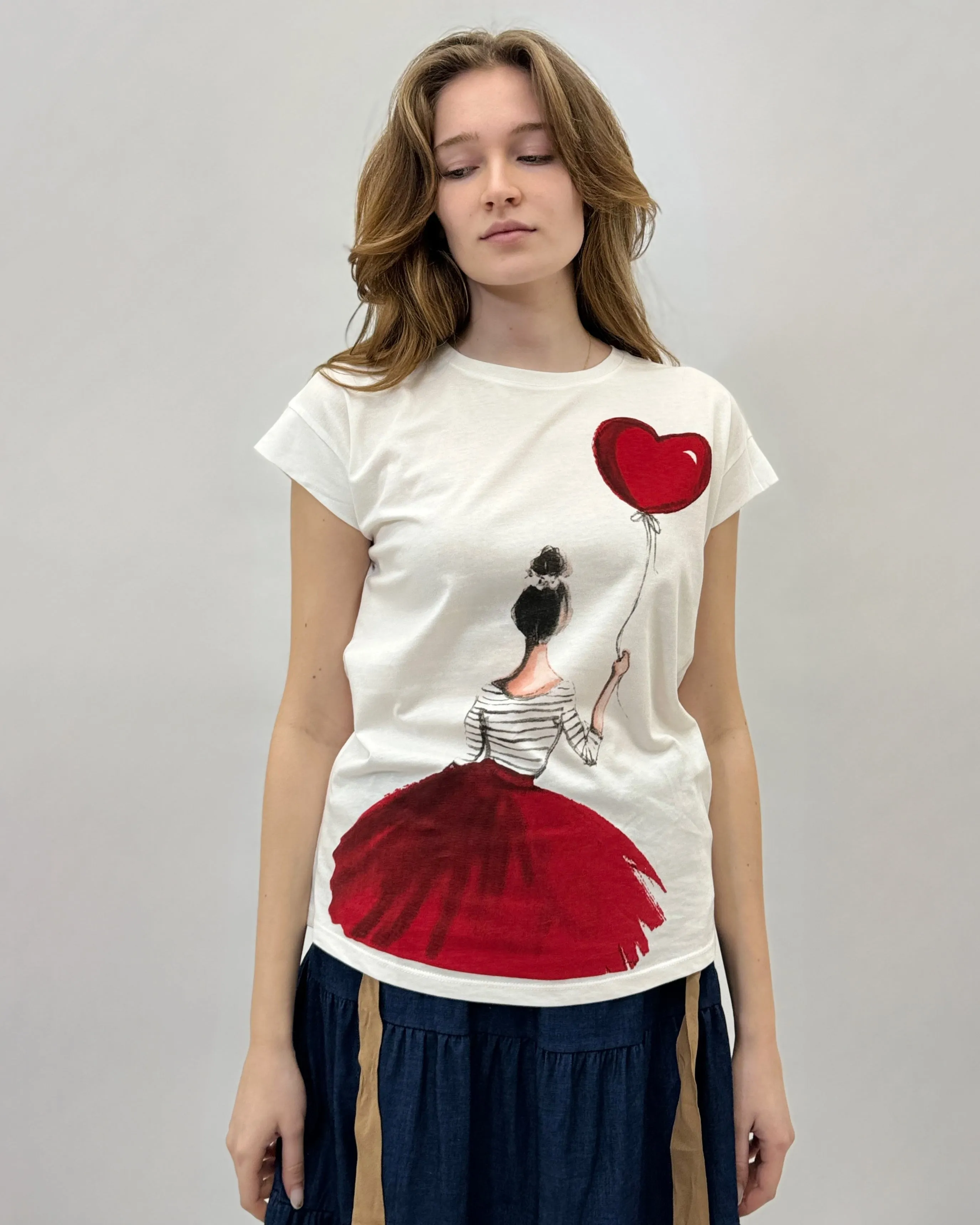 T-shirt in cotone con donna e palloncino