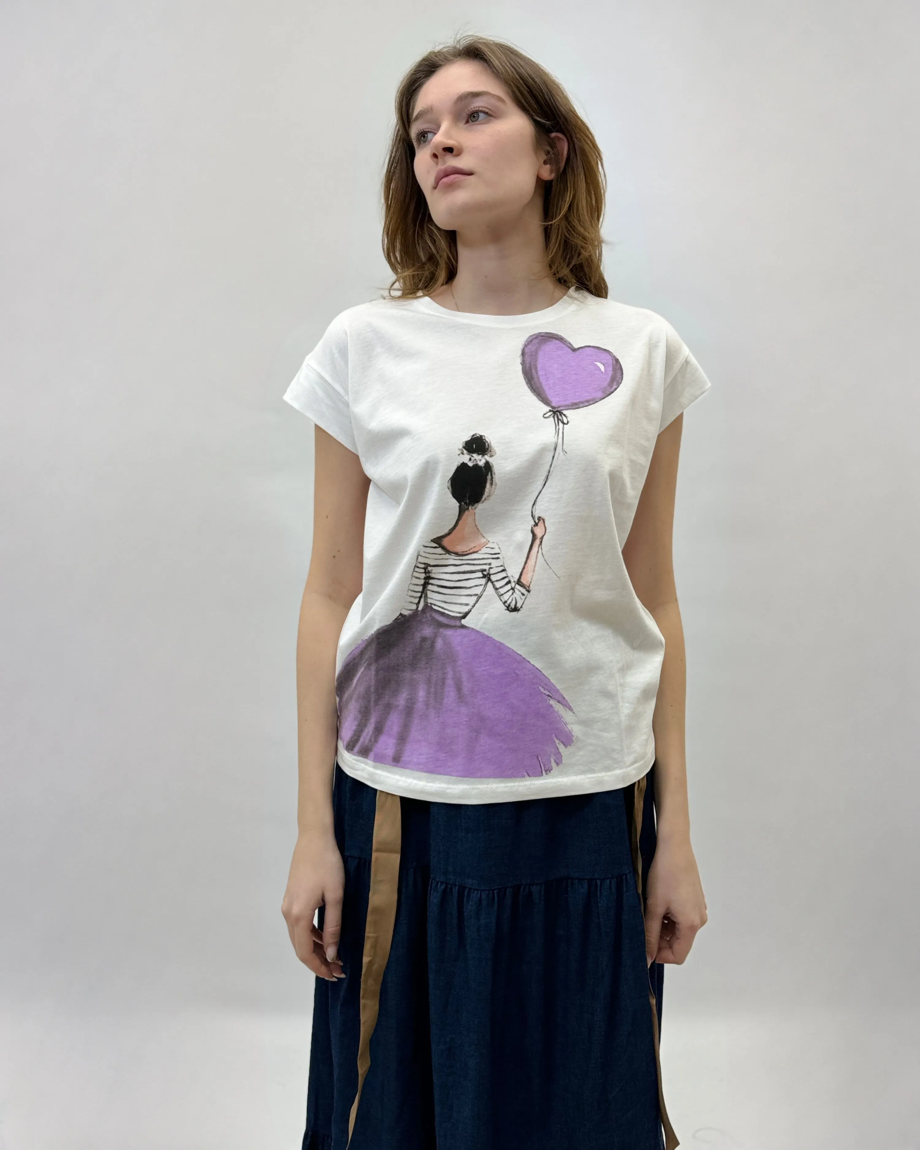 T-shirt in cotone con donna e palloncino