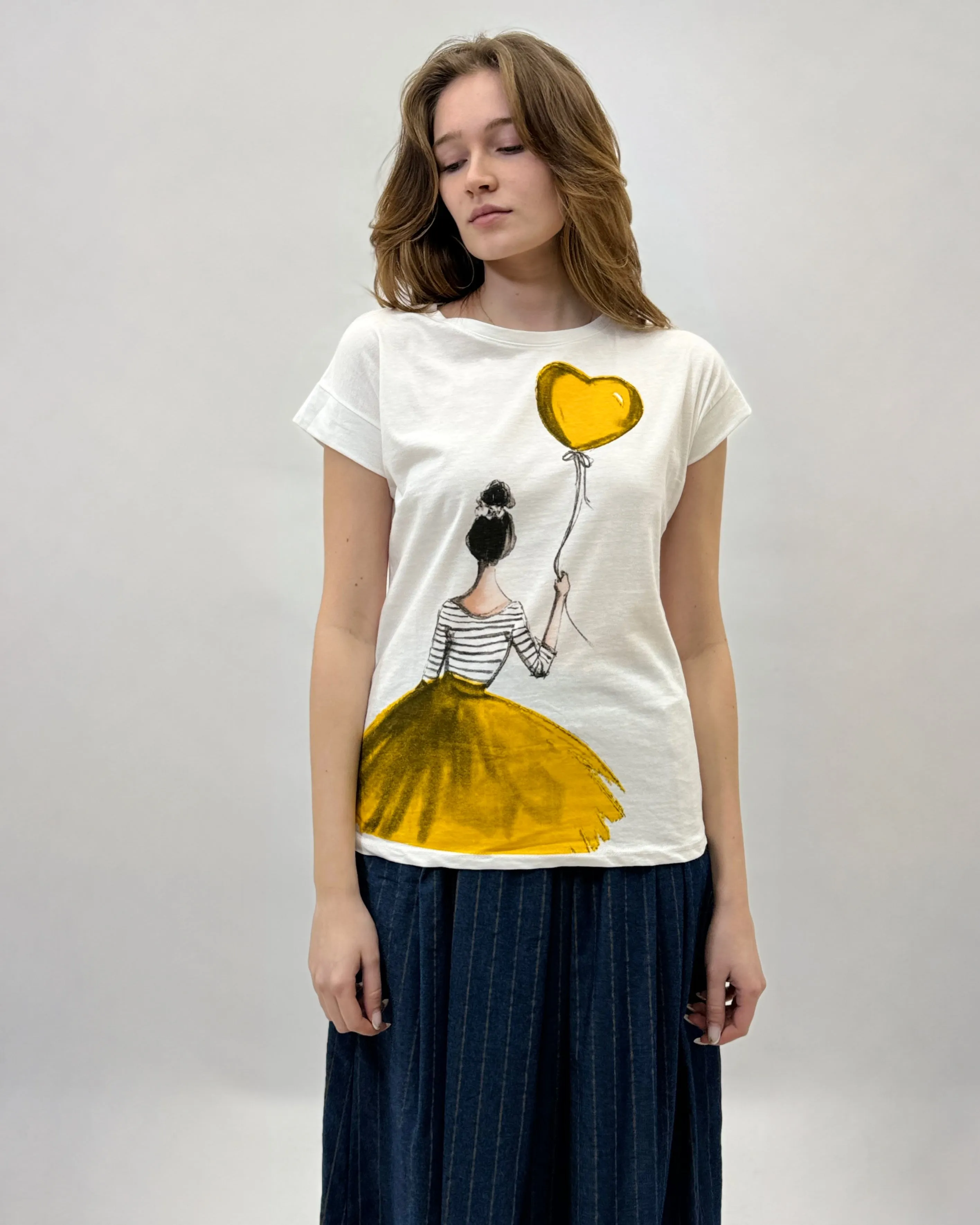 T-shirt in cotone con donna e palloncino