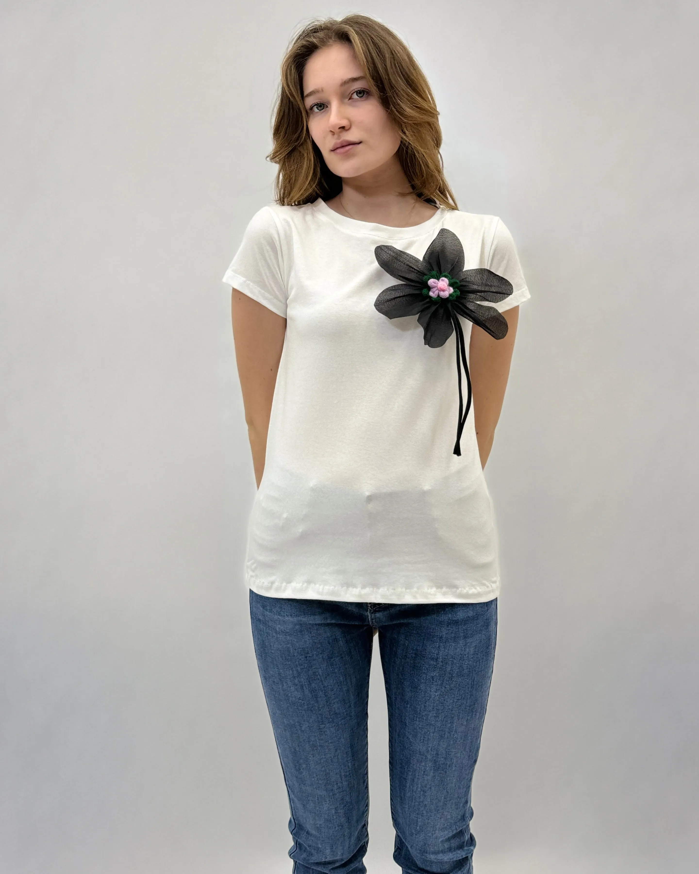 T-shirt in cotone con spilla fiore