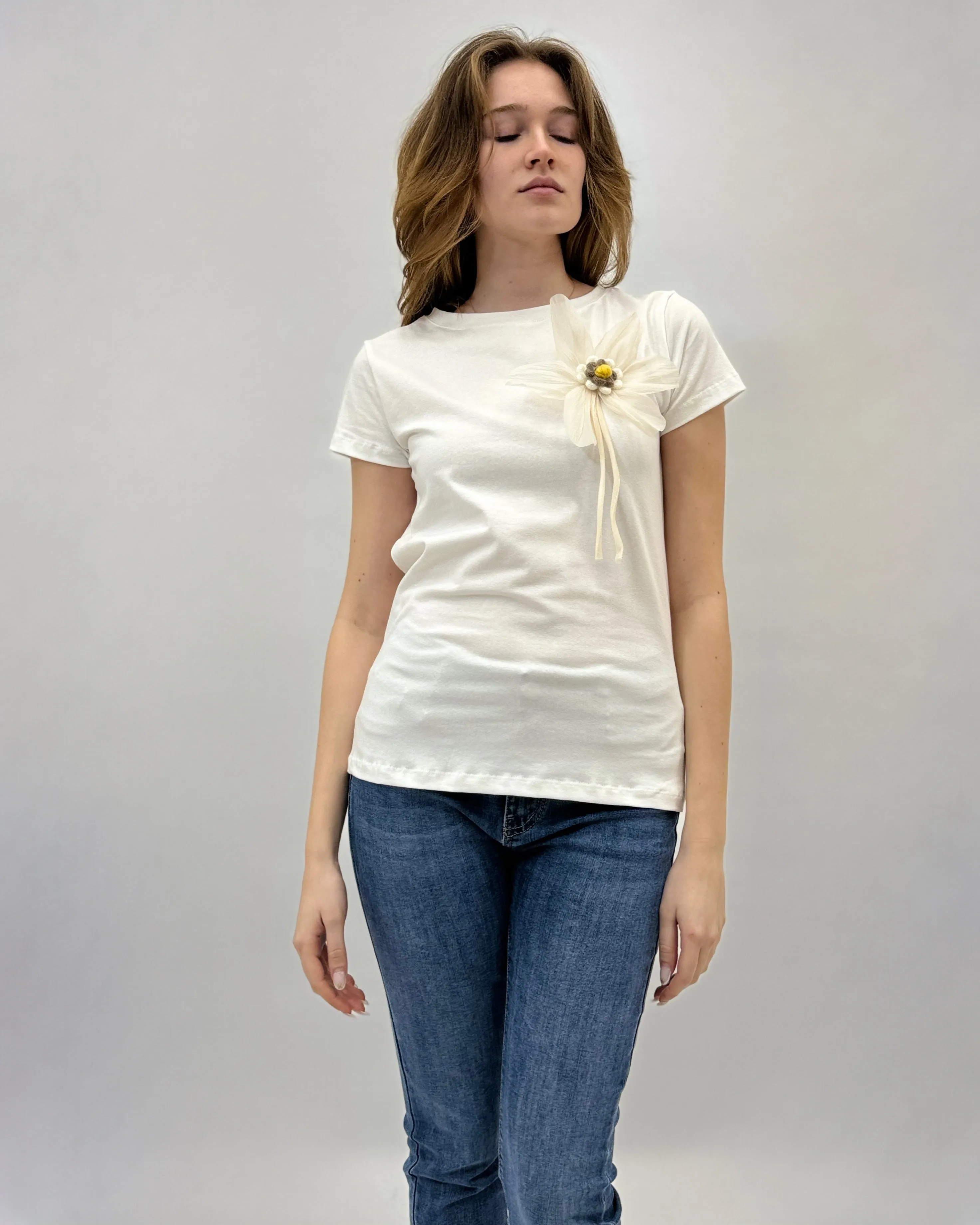 T-shirt in cotone con spilla fiore