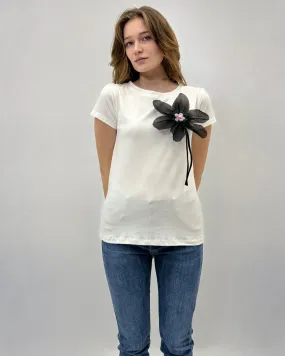 T-shirt in cotone con spilla fiore